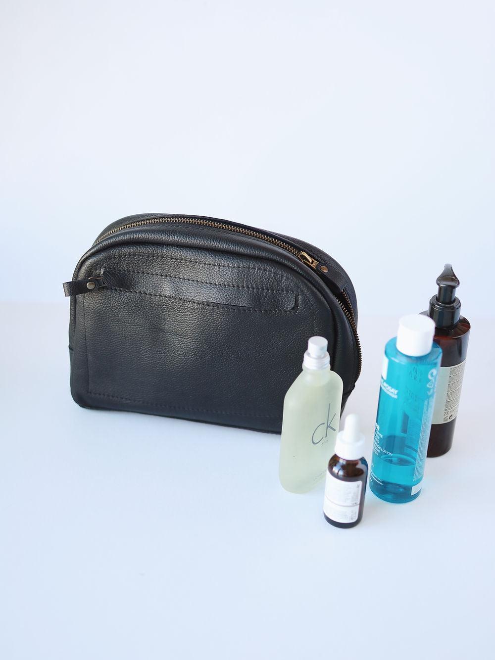 DOUGLAS Toiletry Bag - Black - ROODS PROJECT