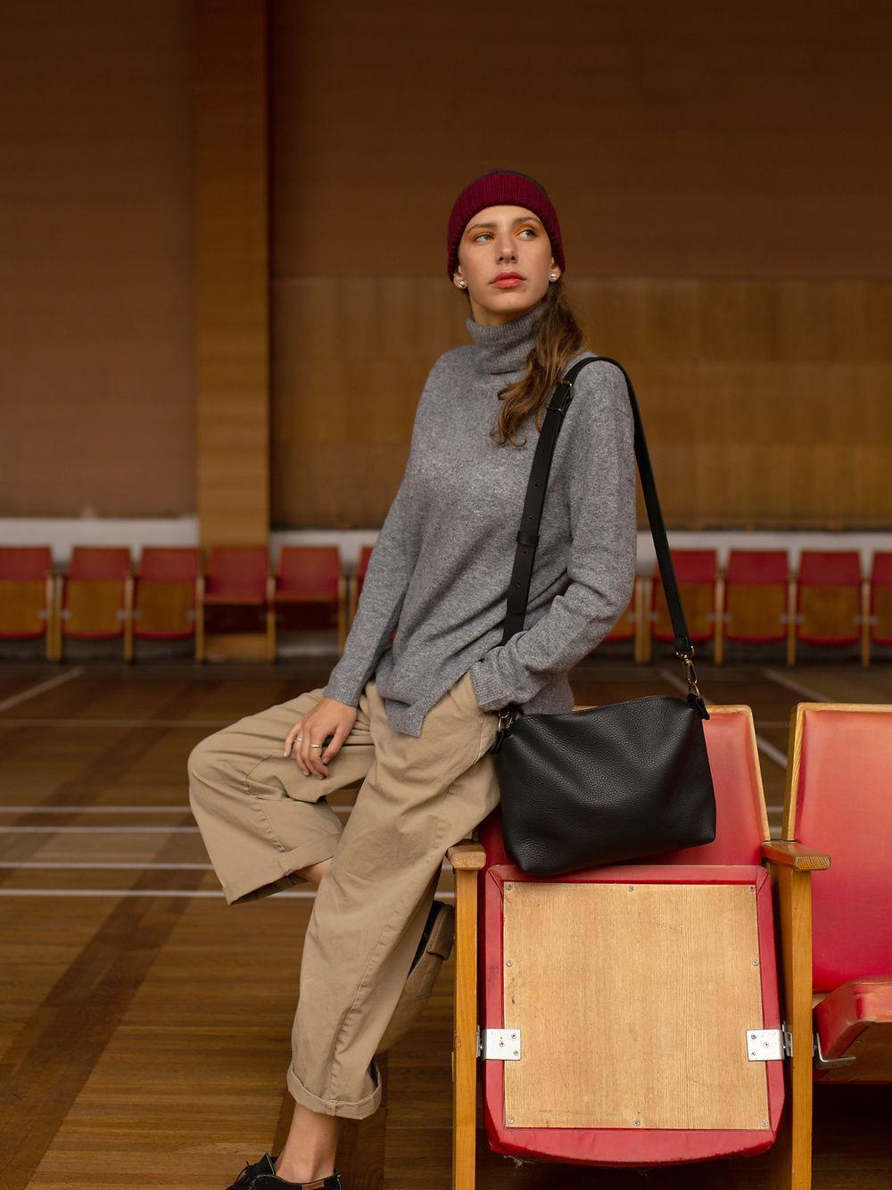 ROBIN Leather Handbag Large - Black - ROODS PROJECT