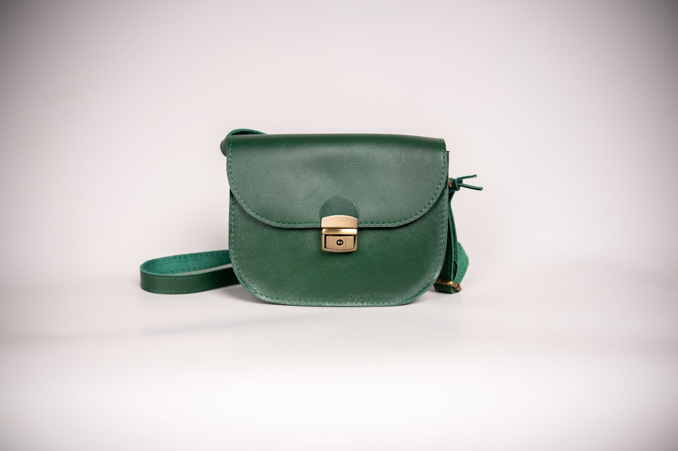 Natural Leather Saddle Bag Medium – Green - ROODS PROJECT