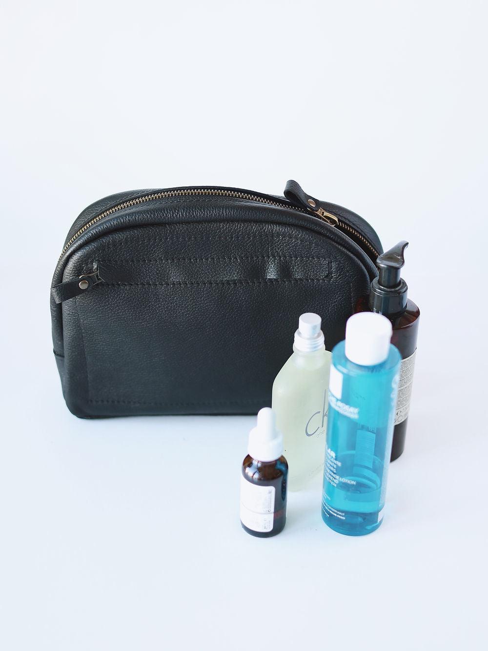 DOUGLAS Toiletry Bag - Black - ROODS PROJECT