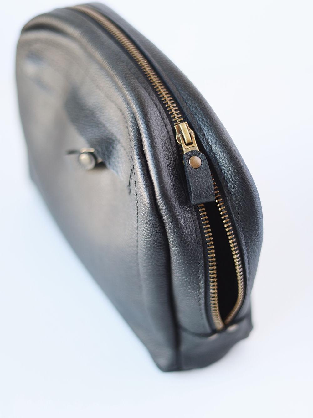 DOUGLAS Toiletry Bag - Black - ROODS PROJECT