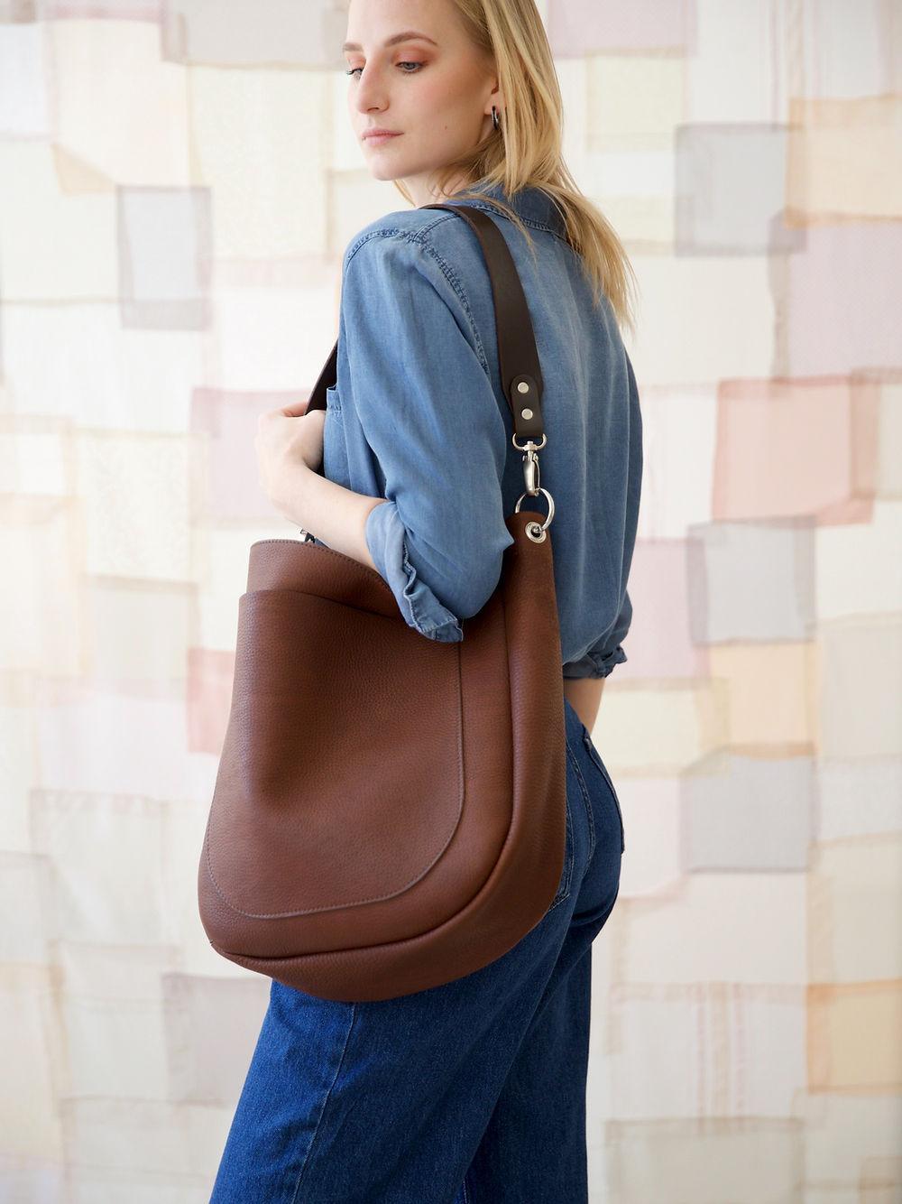 LULU Handbag with Front Pocket - Chocolate - ROODS PROJECT