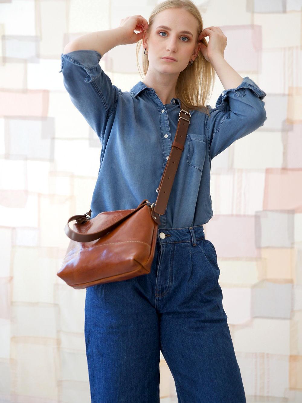 ROBIN Leather Handbag with Two Handles - Ginger Brown - ROODS PROJECT